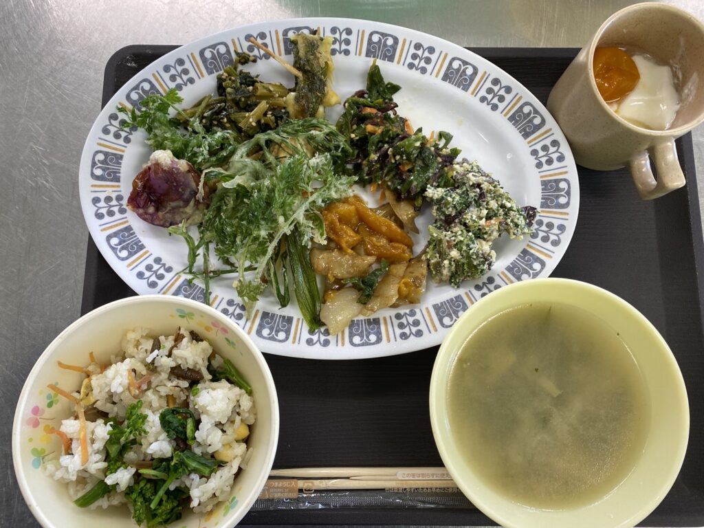 天候が不順で開催が心配された
第1回森のカルチャー
「山菜料理を作ろう」
早朝まで降ってた雨も上がり
寒かったがお天気に恵まれました